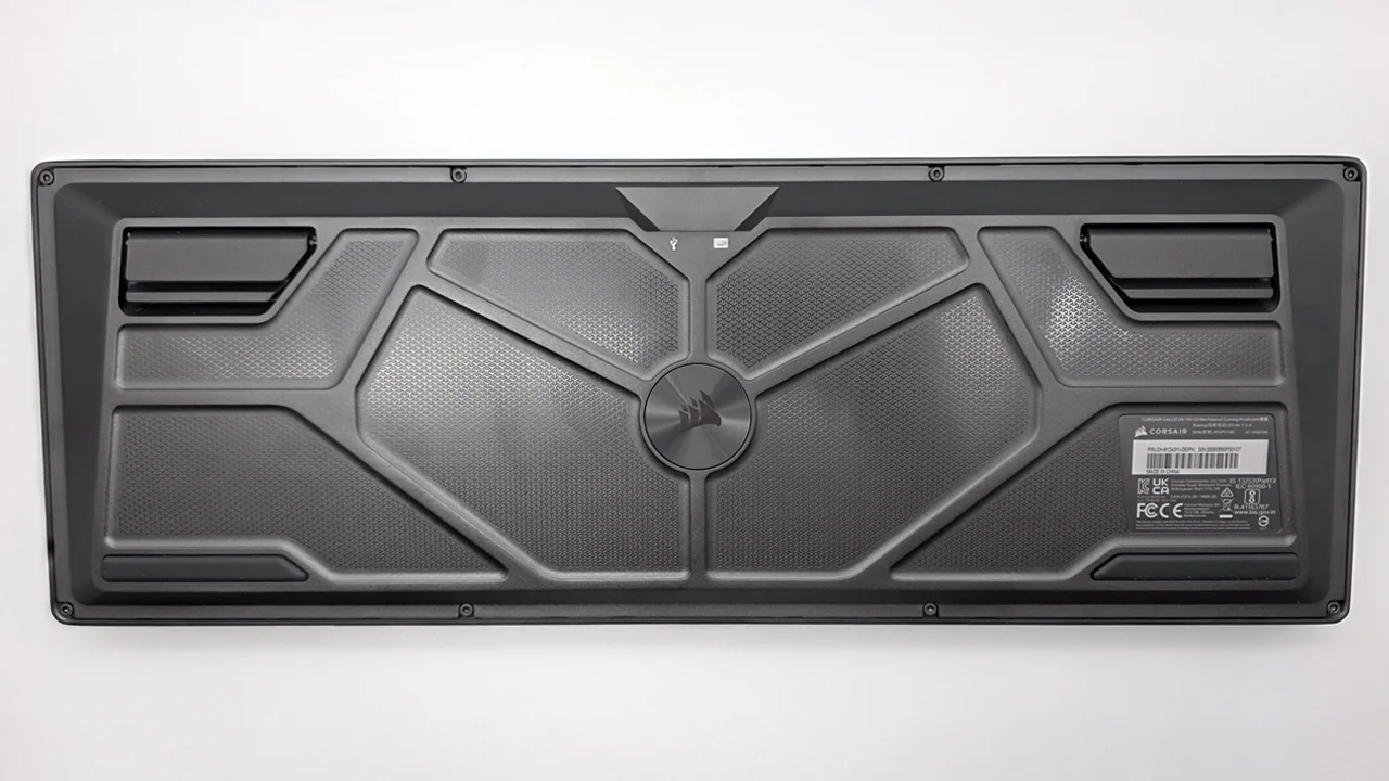 Unterseite der Corsair Galleon 100 SD mit verstellbaren Klappfüßen